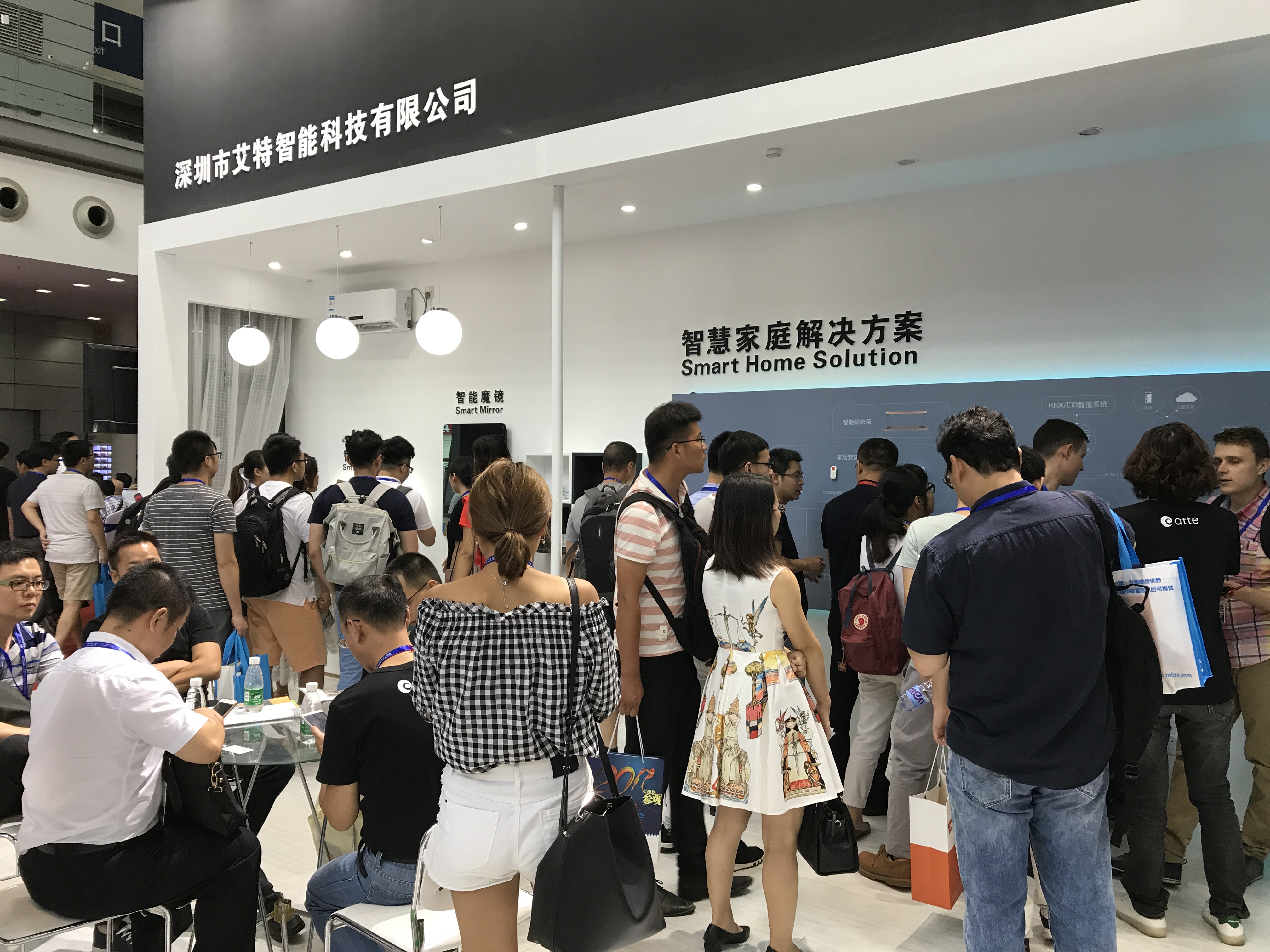 艾特智能機器人新品發布 智能硬件大戰愈演愈烈